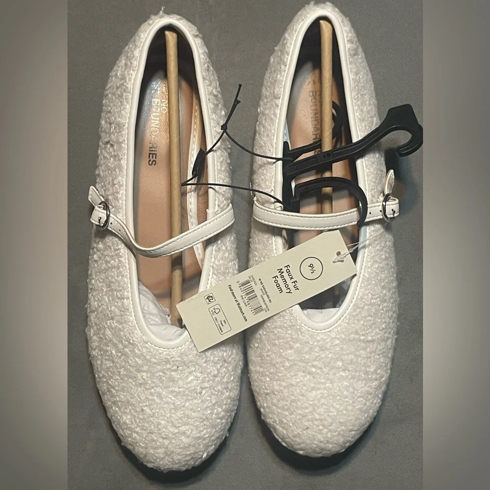 NWT No Boundaries Mary Jane Flats‎ Faux Shearling White Size 9.5 with Buckle